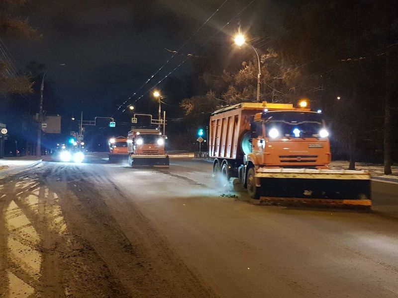 50 единиц спецтехники вышли на уборку улиц в Иркутске