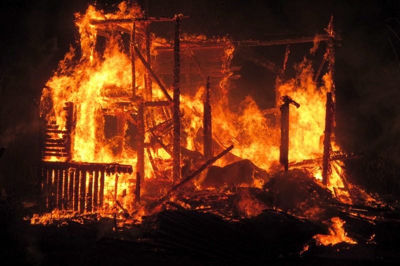 В Шелехове молодой человек спалил дотла жилой дом, пытаясь убить свою знакомую