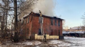 Двухэтажный дом на площади 300 квадратных метров загорелся в Иркутске