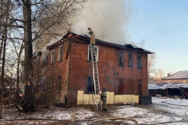 Неизвестные подожгли двухэтажный дом на улице Сеченова в Иркутске