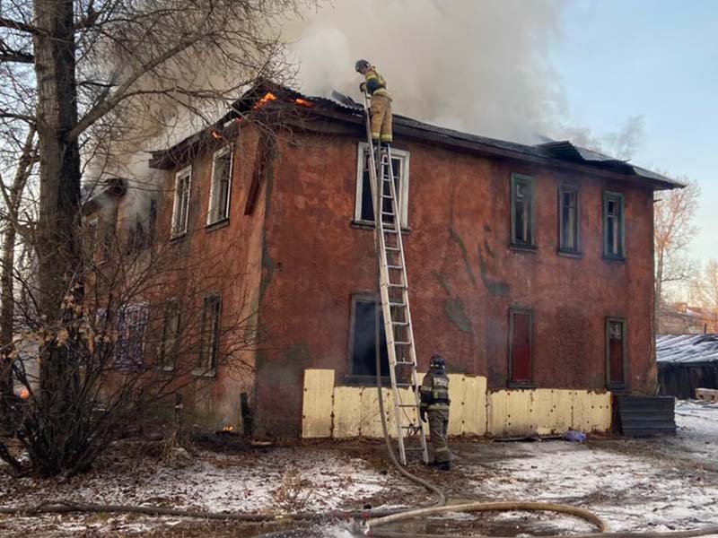 Расселенный дом горел в Иркутске на улице Сеченова