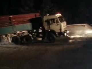 Полицейские в Приангарье помогли водителю сломанного большегруза