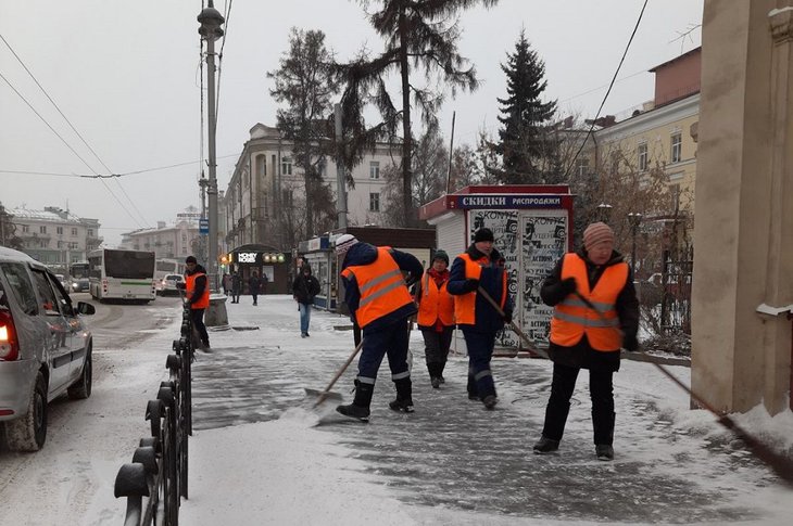 Работники «ИркутскАвтодора» с 5:00 проводят противогололедную обработку дорог в Иркутске