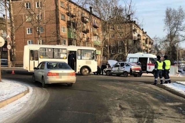 Два человека пострадали при столкновении ВАЗа с автобусом в Братске