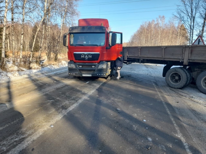 Большегруз развернуло на две полосы трассы "Байкал" после столкновения с иномаркой