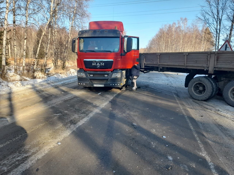 Большегруз заблокировал движение на трассе «Байкал» в Cлюдянском районе