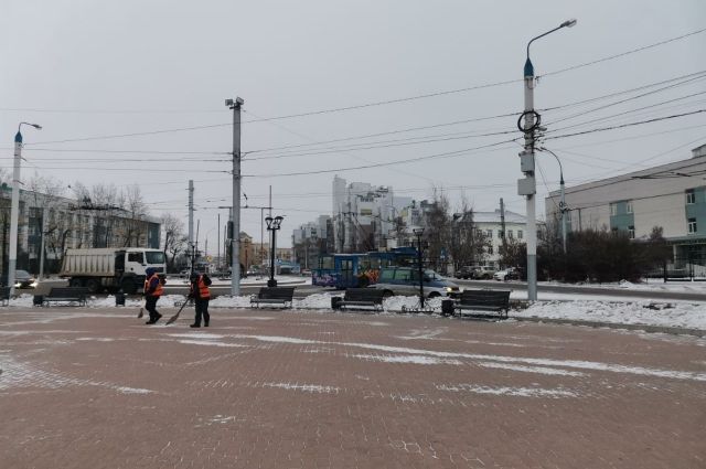 Усиленная уборка дорог и парков от снега продолжается в Иркутске