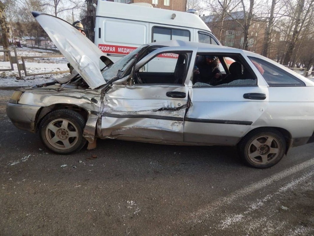 Два человека пострадали в дорожной аварии с участием пассажирского автобуса транспорта в Братске