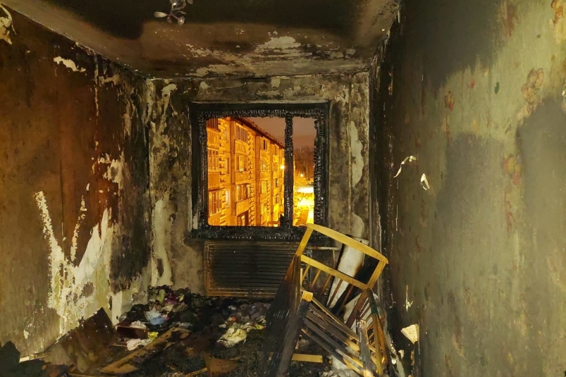 Мужчина пострадал на пожаре в пятиэтажном доме на улице Новаторов в Иркутске