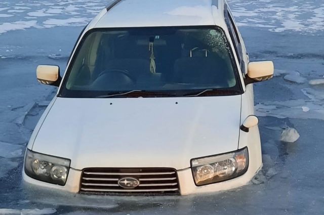Автомобиль провалился под лед озера Ханхой в Ольхонском районе