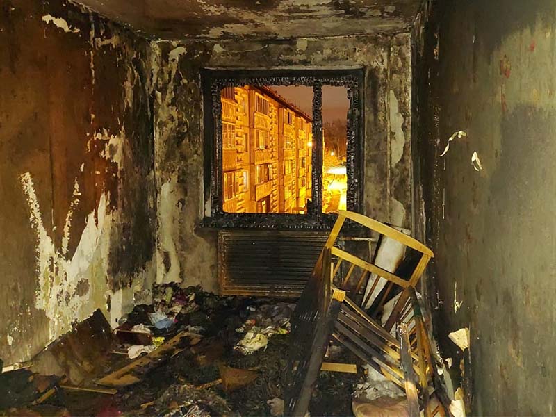Четверых человек спасли из горящей пятиэтажки на улице Новаторов в Иркутске