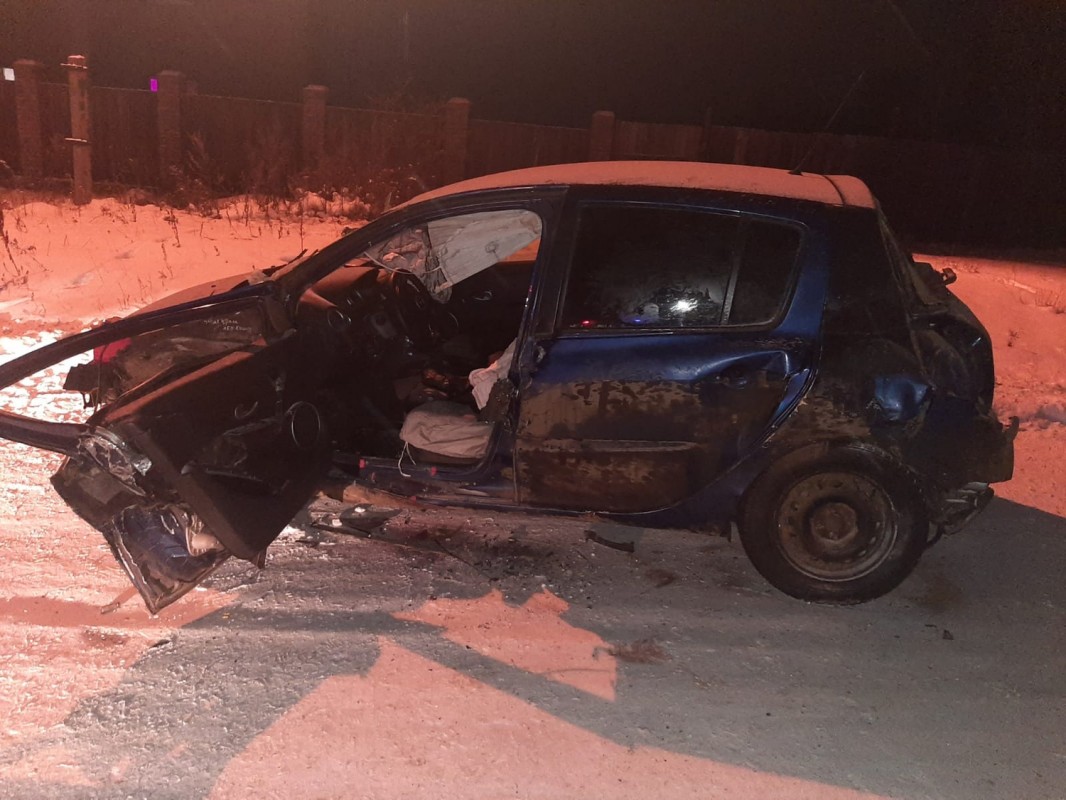 В реанимацию попал водитель автомобиля Renault Clio после ДТП на улице Мамырской в Братске