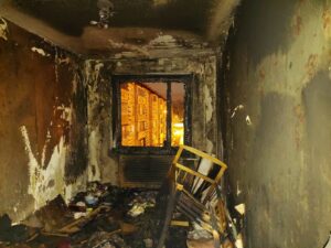 Огнеборцы спасли спящих жителей во время пожара в пятиэтажном доме в Иркутске