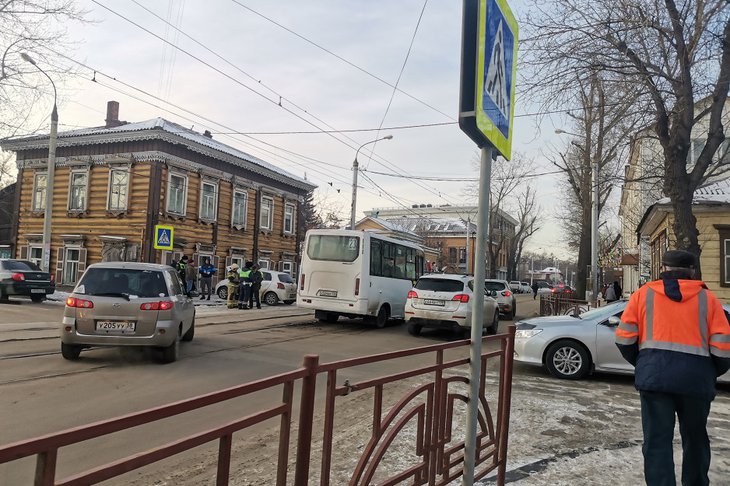 На улице Тимирязева в Иркутске из-за ДТП затруднено движение