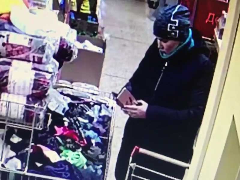 Подозреваемую в краже смартфона и банковской карты разыскивают в Иркутске