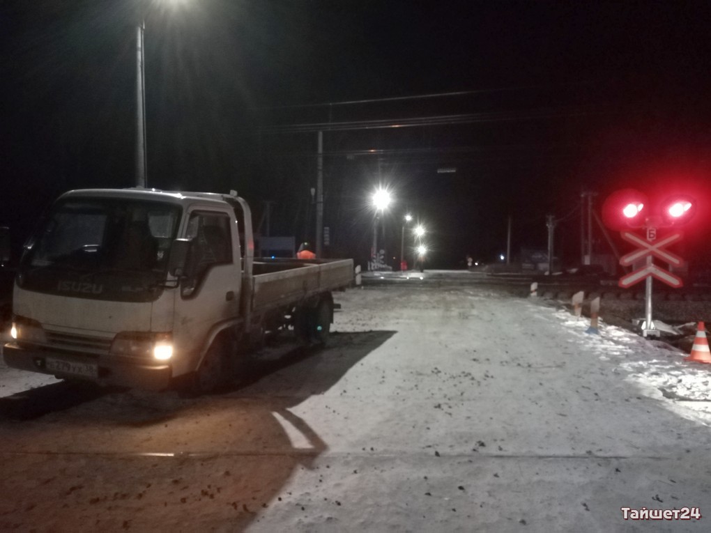 На ж/д переезде в Тайшетском районе столкнулись автомобиль и маневровый состав