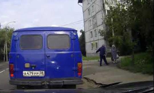 Водитель «Почты России» в Иркутске ударил пенсионерку за нарушение ПДД