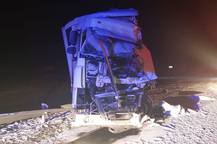 В Тулунском районе при столкновении Volvo и  большегруза DAF погиб водитель фуры