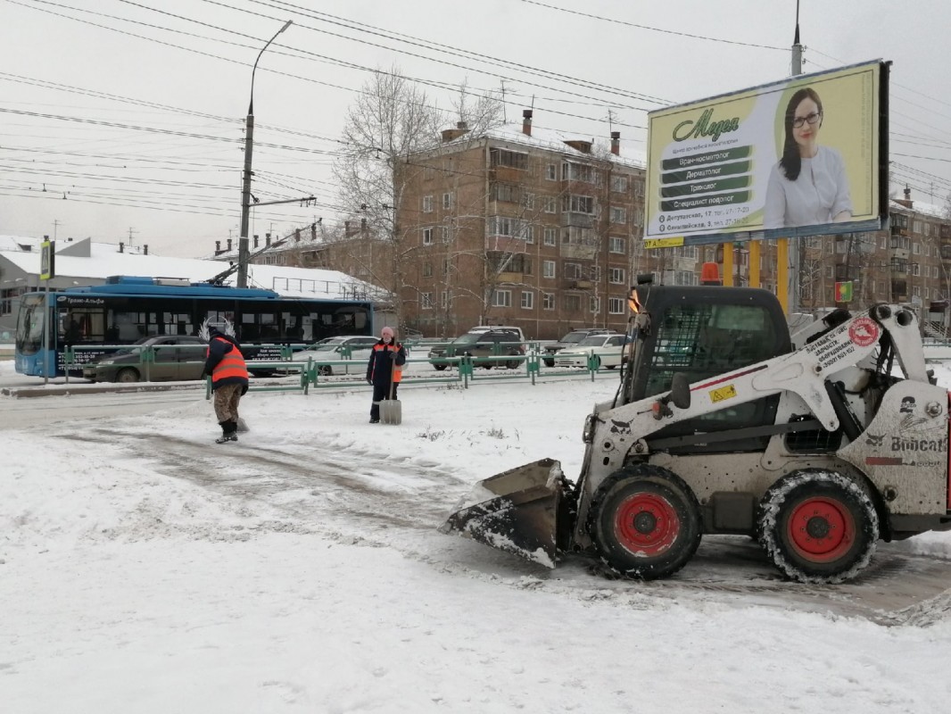 Мэр Братска проверил, как муниципальная Дорожная служба города устраняет последствия вчерашнего снегопада