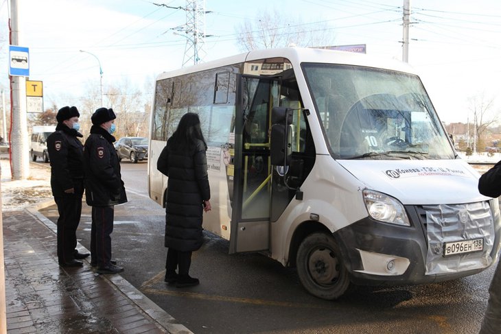 В Иркутске выявили два нарушения антиковидных мер в общественном транспорте