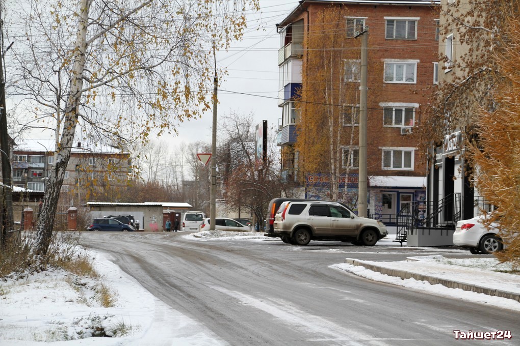Сотрудники Тайшетского ГИБДД просят водителей быть предельно внимательными на дорогах!