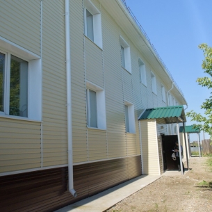 Дом для переселенцев из ветхого жилья ввели в Карлуке в Иркутском районе