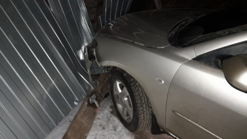 Пьяная девушка за рулем иномарки врезалась в ограждение дома в Нижнеудинске