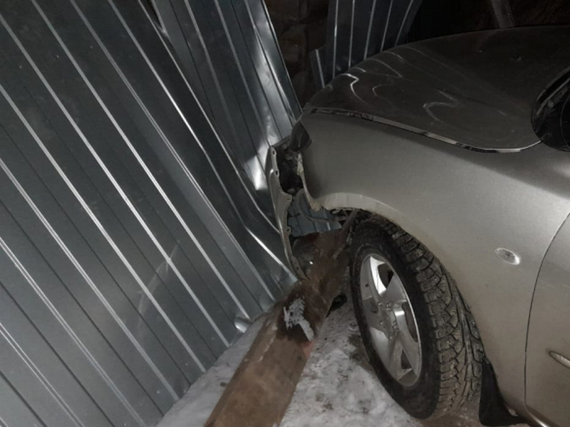 17-летняя нетрезвая автоледи врезалась в забор жилого дома в Нижнеудинске