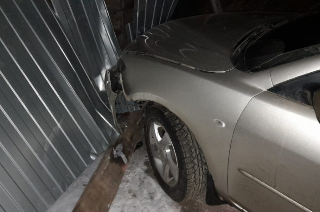 17-летняя пьяная девушка села за руль и врезалась в забор в Нижнеудинске