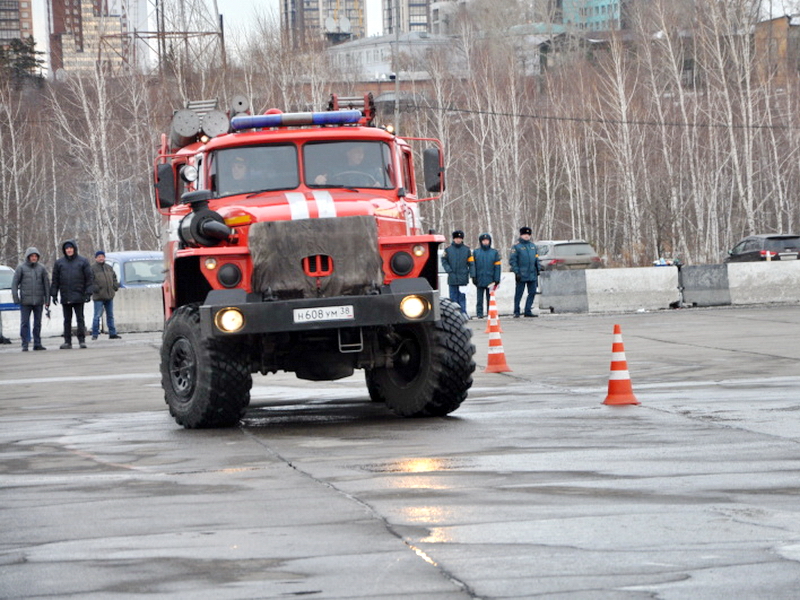 В Иркутске прошли соревнования по скоростному маневрированию на пожарных машинах