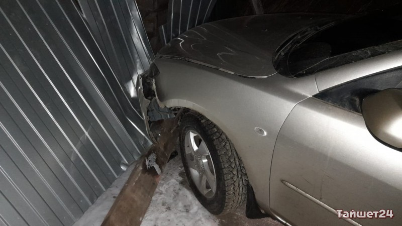 Пьяная девушка-подросток за рулём &#171;Мазды&#187; врезалась в ограждение дома в Нижнеудинске