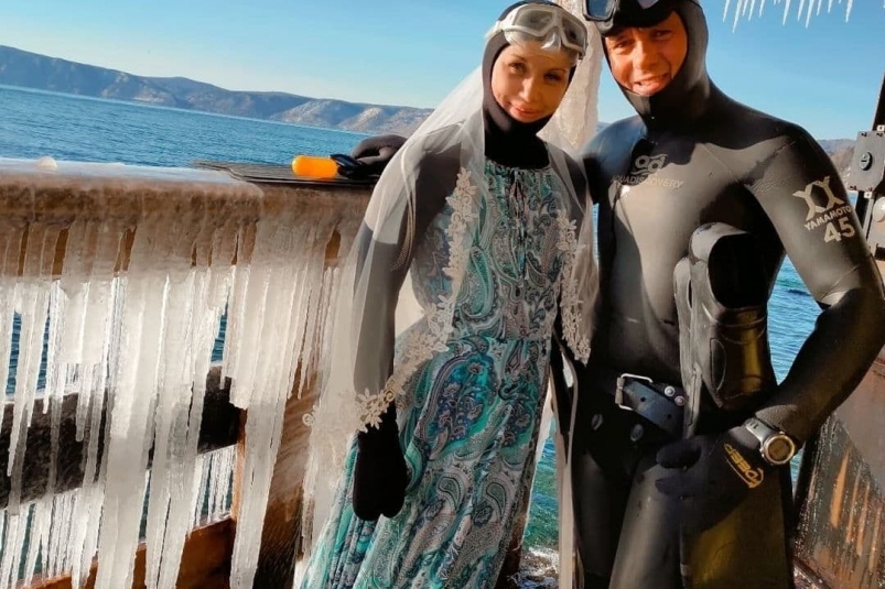 Пара фридайверов сыграла свою свадьбу на Байкале