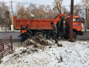 Более 30 единиц техники вывели на уборку Иркутска от снега и наледи