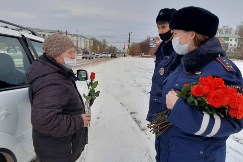 Госавтоинспекторы в Приангарье подарили женщинам цветы в честь Дня матери