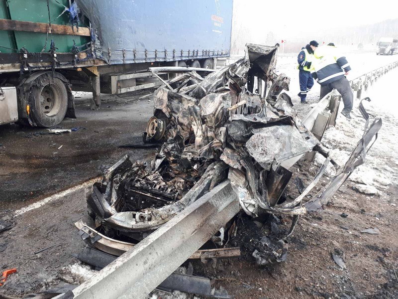 На трассе под Красноярском «Лада» столкнулась с грузовиком и загорелась: водитель погиб на месте