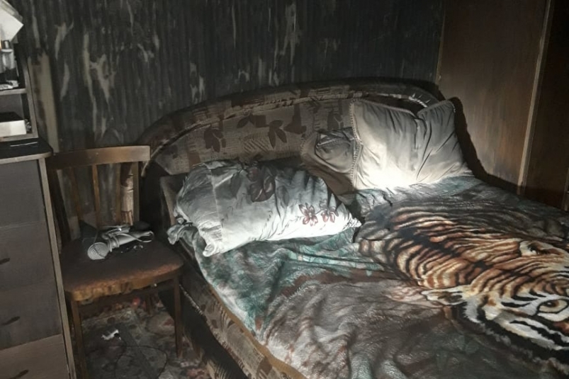 Мужчина погиб на пожаре в двухэтажном деревянном доме в Иркутской области