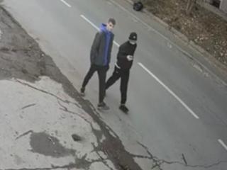 Сотрудники полиции разыскивают подозреваемых, похитивших шубу из автомобиля иркутянина