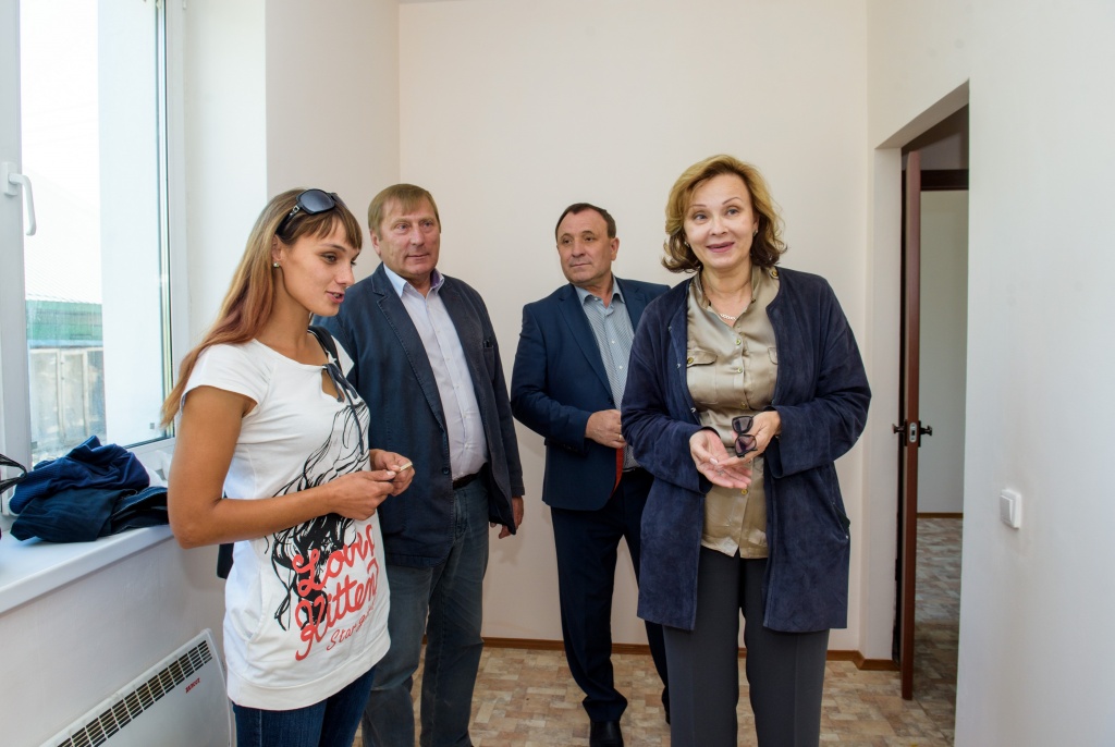 34 семьи получили ключи от новых квартир в деревне Карлук Иркутской области