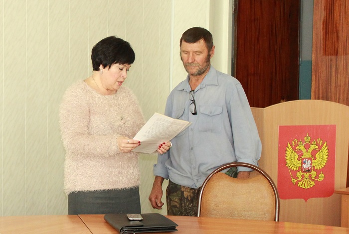 Жителям деревни Пойма выдали свидетельства на приобретение жилья