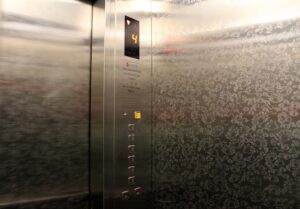 В падении лифта с мужчиной подозревают 50-летнего иркутянина