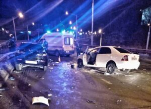 Четыре человека пострадали в результате лобового столкновения на Академическом мосту в Иркутске