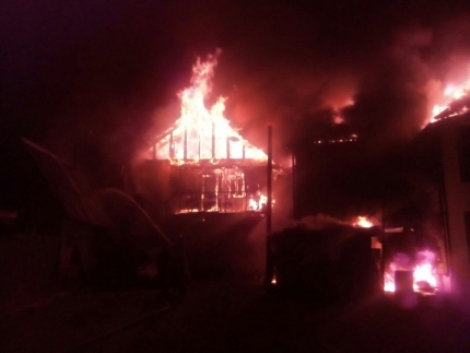 Двухэтажный деревянный дом горел в центре Иркутска
