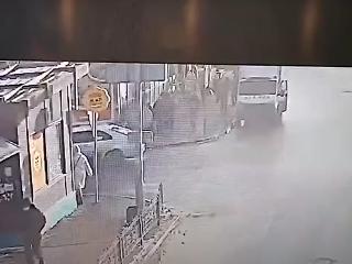 В Иркутске на сквере Кирова водитель сбил двух пешеходов (видео)