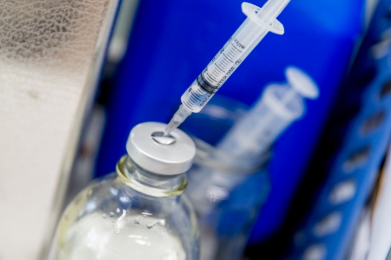 Специалист оценил эффективность вакцины от коронавируса против штамма "Омикрон"