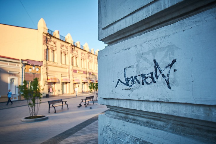Власти Иркутска призывают вандалов прекратить разрисовывать фасады домов