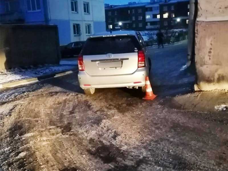 15-летняя жительница Черемхово попала под машину во дворе дома
