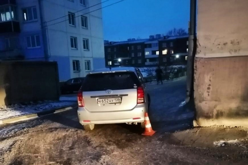 Водитель иномарки сбил поскользнувшуюся на дороге девочку в Черемхове Иркутской области