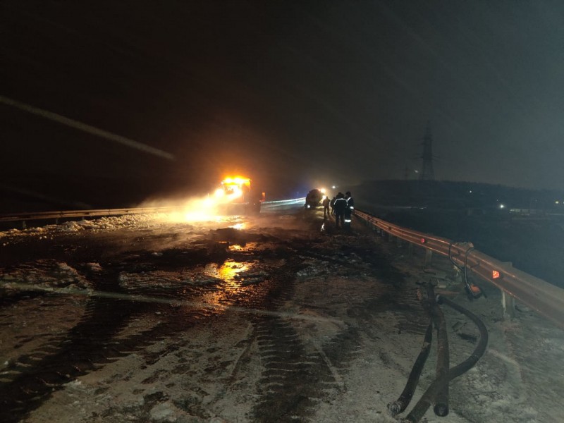 На трассе под Красноярском бензовоз опрокинулся и загорелся