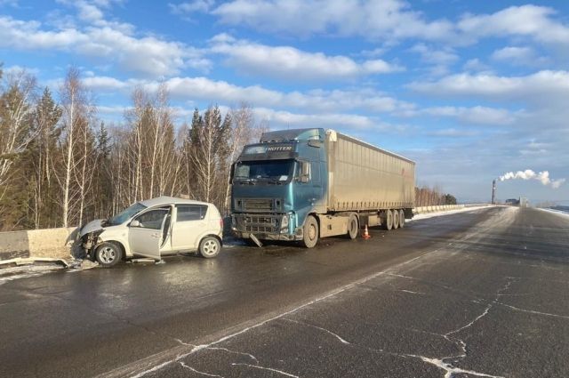 Женщина и двое детей пострадали в ДТП с участием фуры в Иркутске