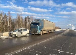 30-летняя женщина и двое детей пострадали в ДТП с фурой на объездной дороге в Иркутске